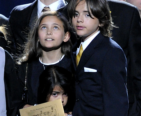 Michael Jackson's kids Paris, Prince and Blanket are in therapy to cope with their father's death.