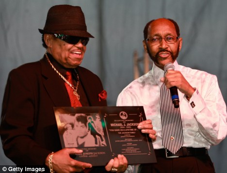 Indiana Mayor Rudy Clay (right) presents Joe Jackson, father of Michael Jackson, with a plaque during the service